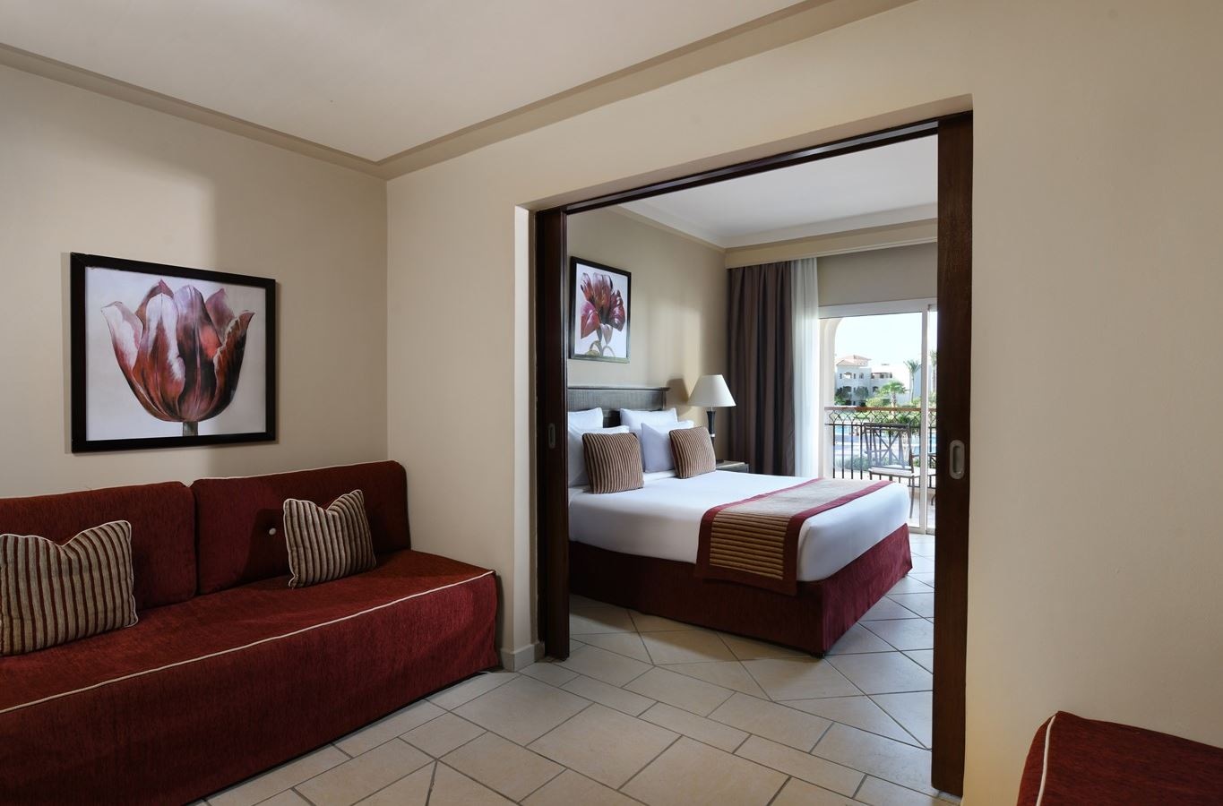 rooms-deluxe-familyroom-poolview