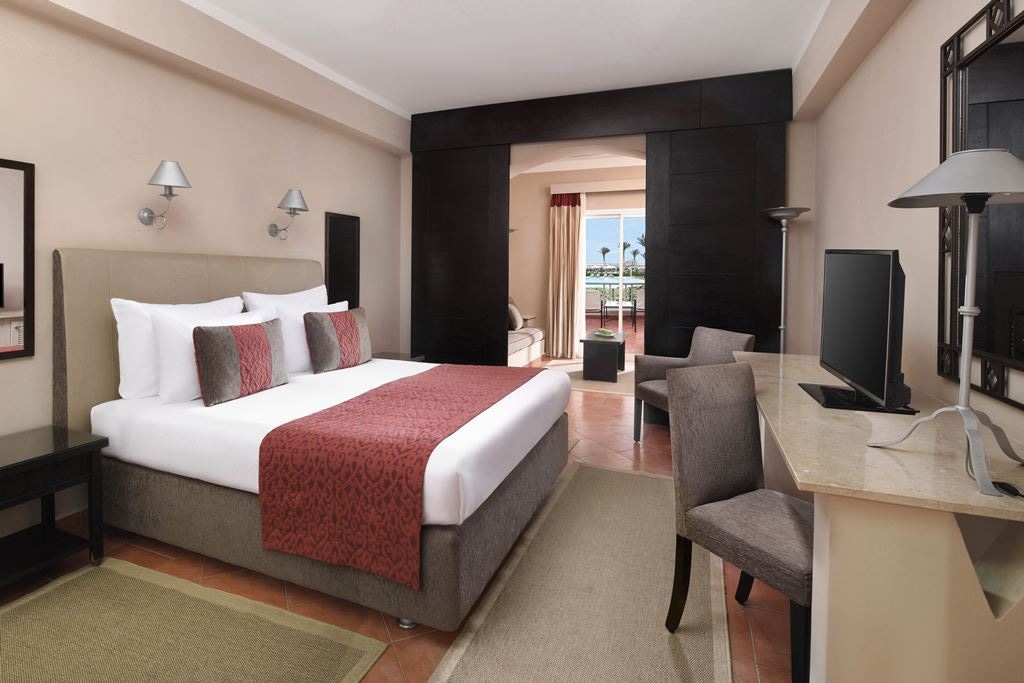 rooms-family-deluxe-garden--pool-view