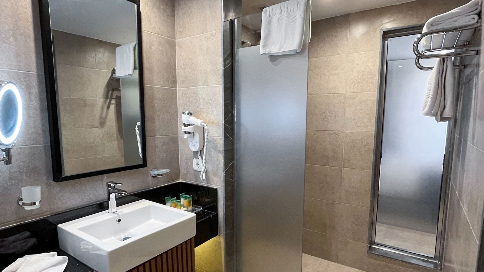 rooms-superior-pool-view-room