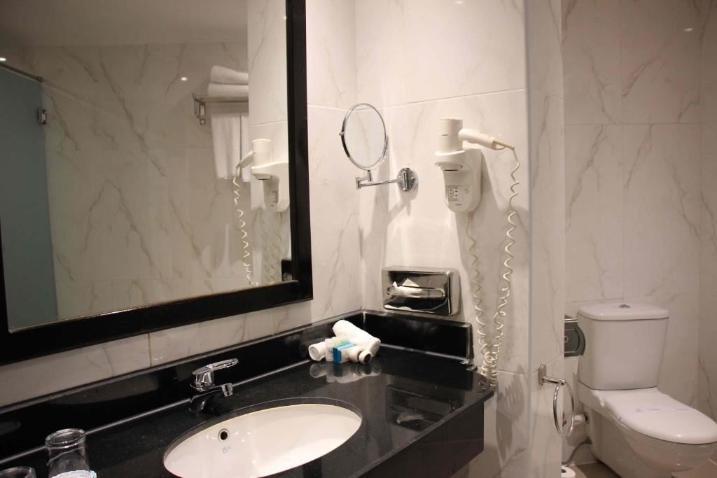 rooms-suite-pool-view