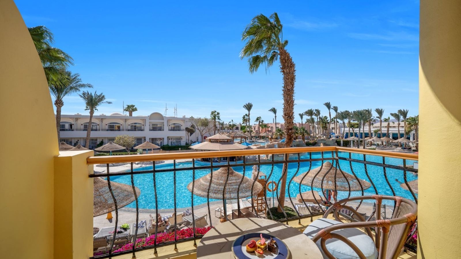 rooms-deluxe-renovated-pool-view-room