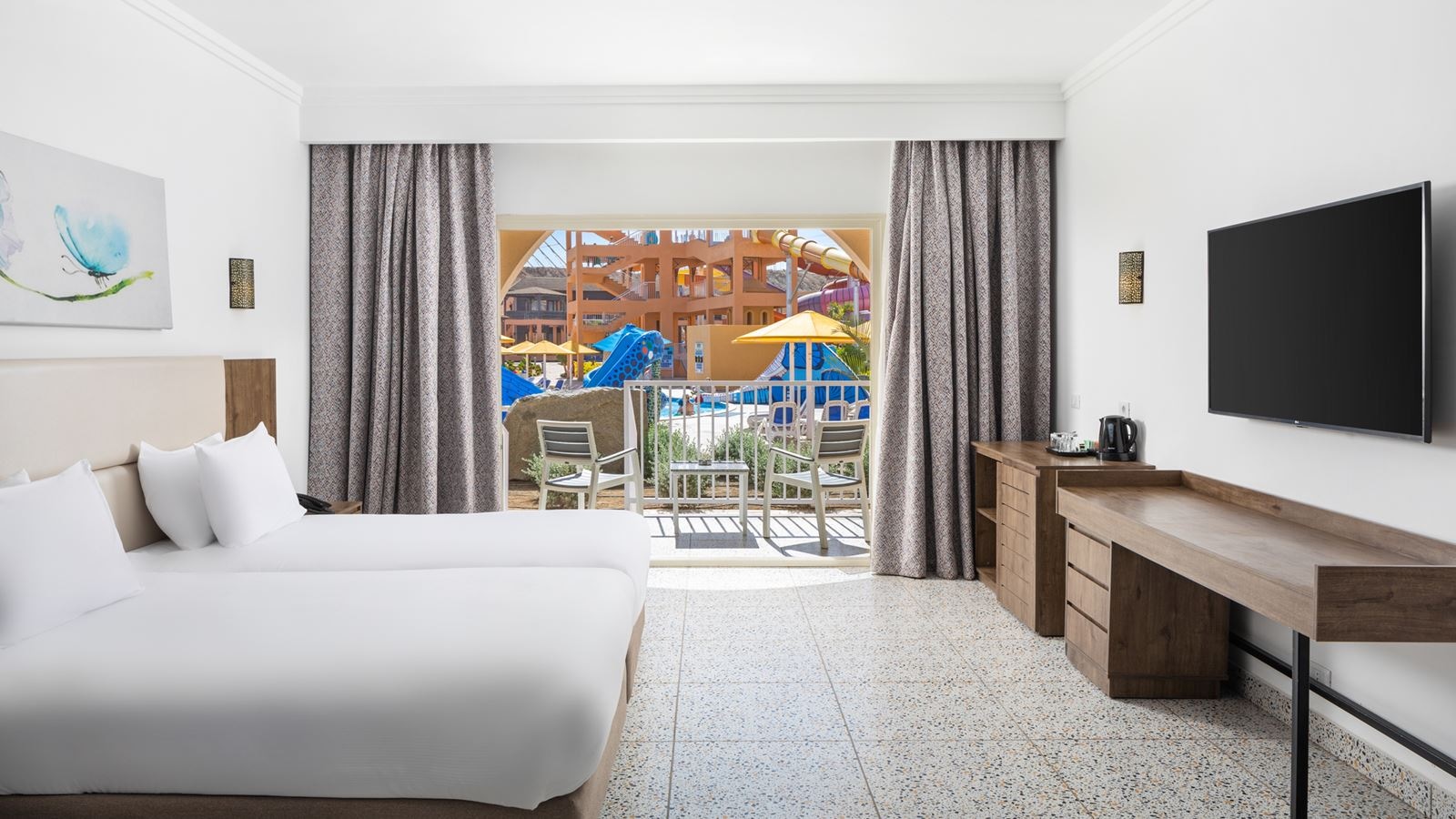 rooms-family-deluxe-pool-view-room