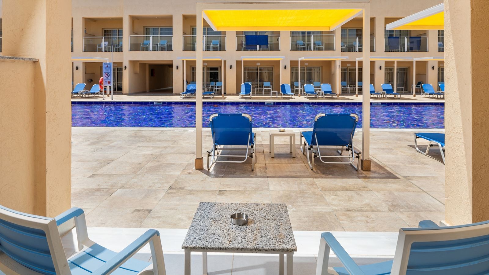 rooms-standard-saver-pool-view-room