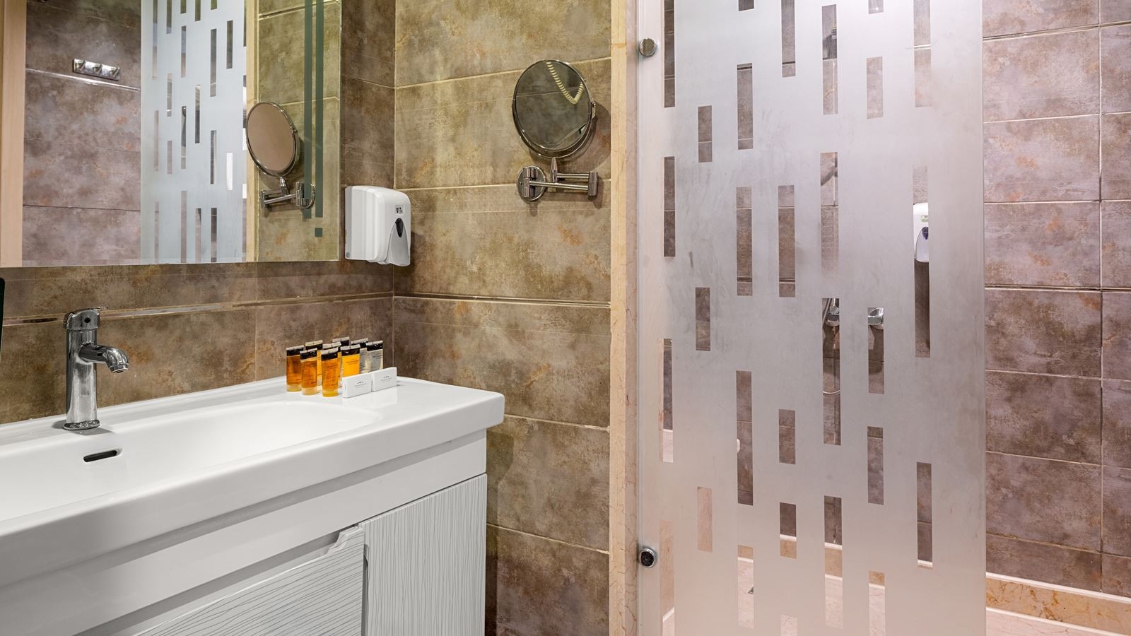 rooms-room-standard-pool-view