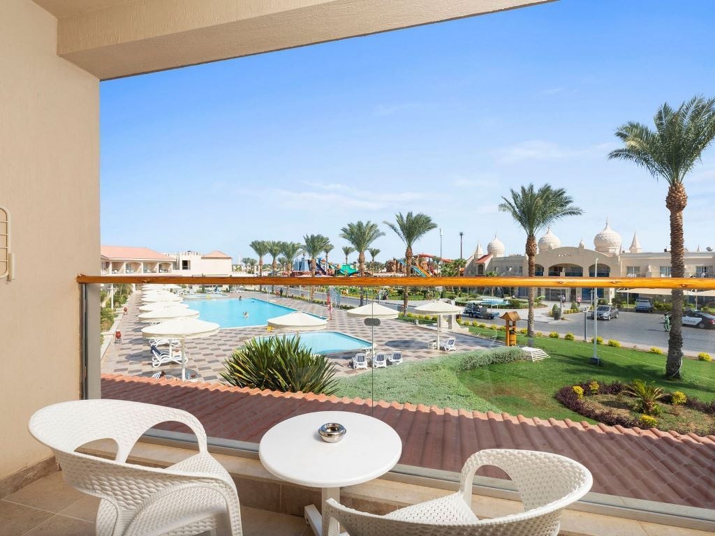 rooms-standard-pool-view