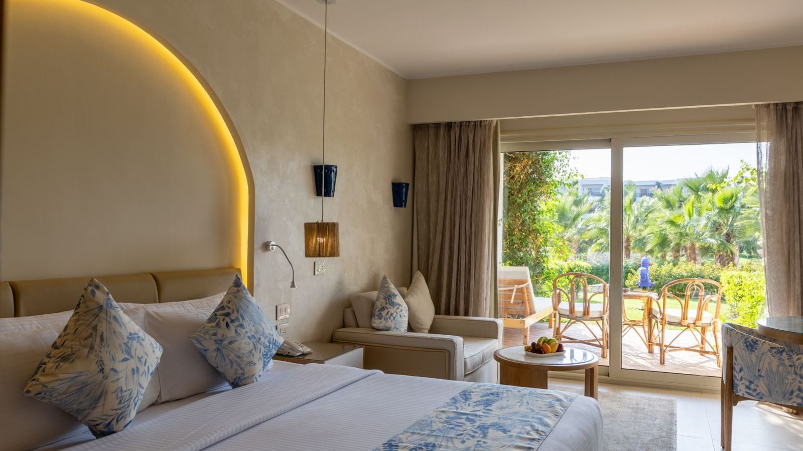 rooms-deluxe-room-side-sea-view