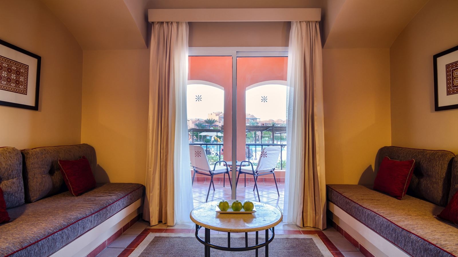 rooms-family-deluxe-pool-view