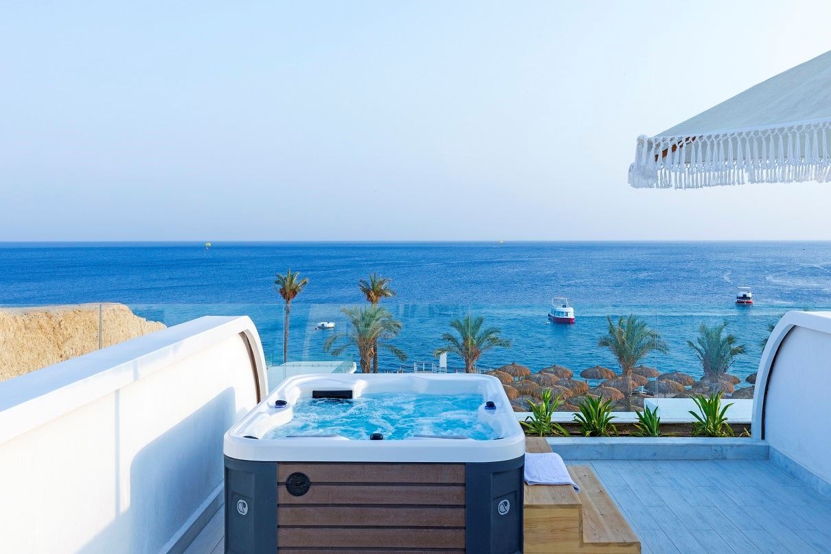 rooms-posh-club-junior-jacuzi-suite-sv-beach-front