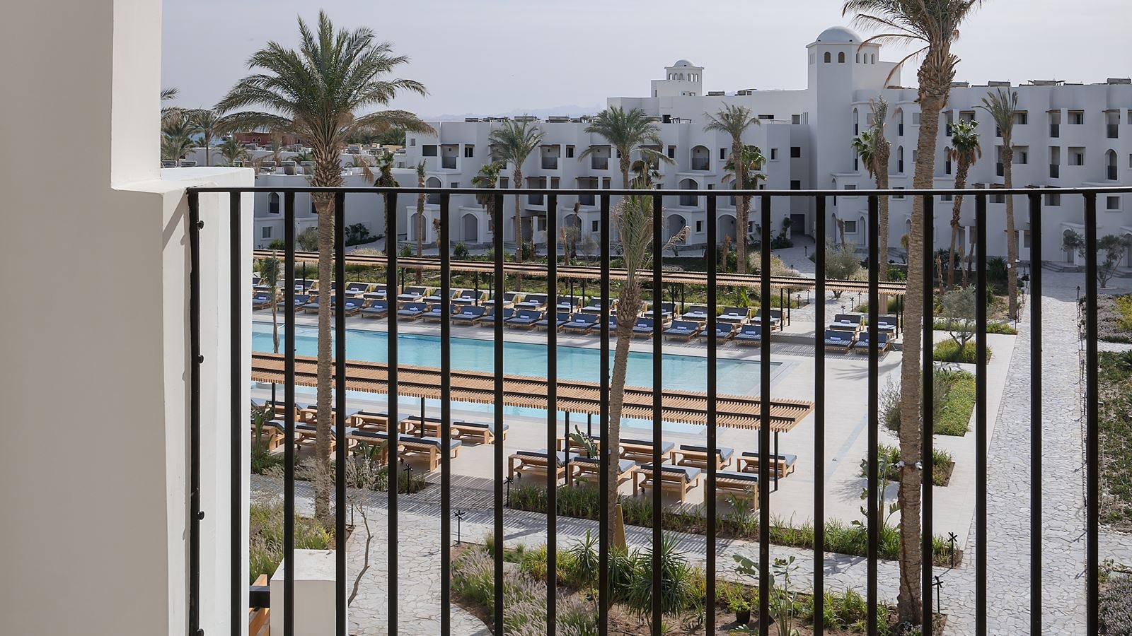 rooms-penthouse-suite-pool-view