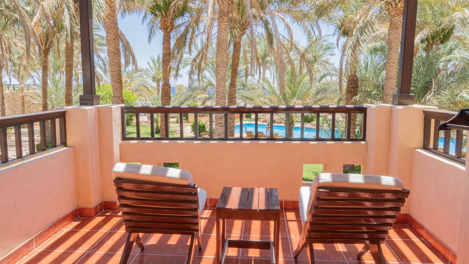 rooms-superior-room--pool-view