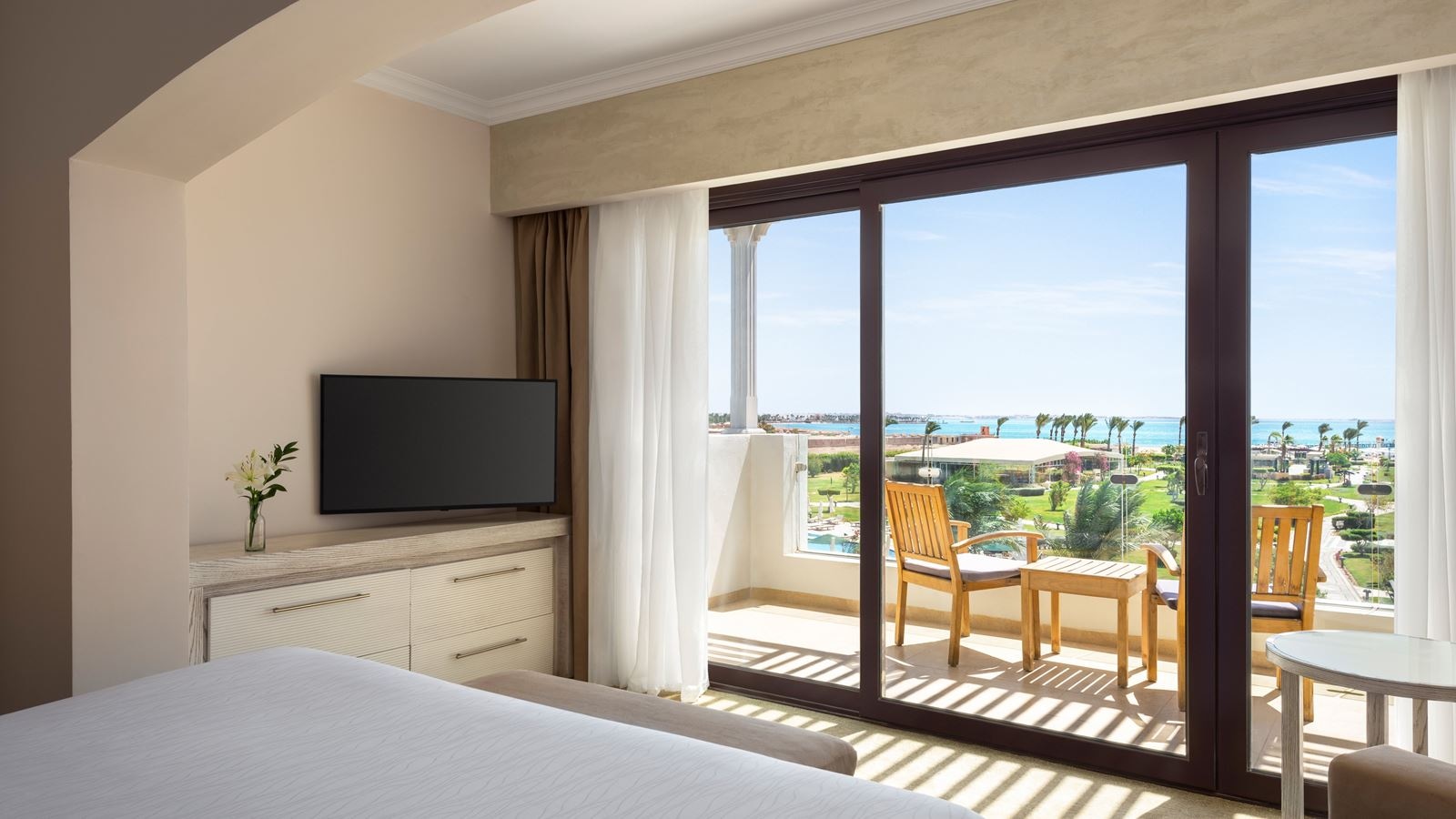 rooms-deluxe-pool-view-suite