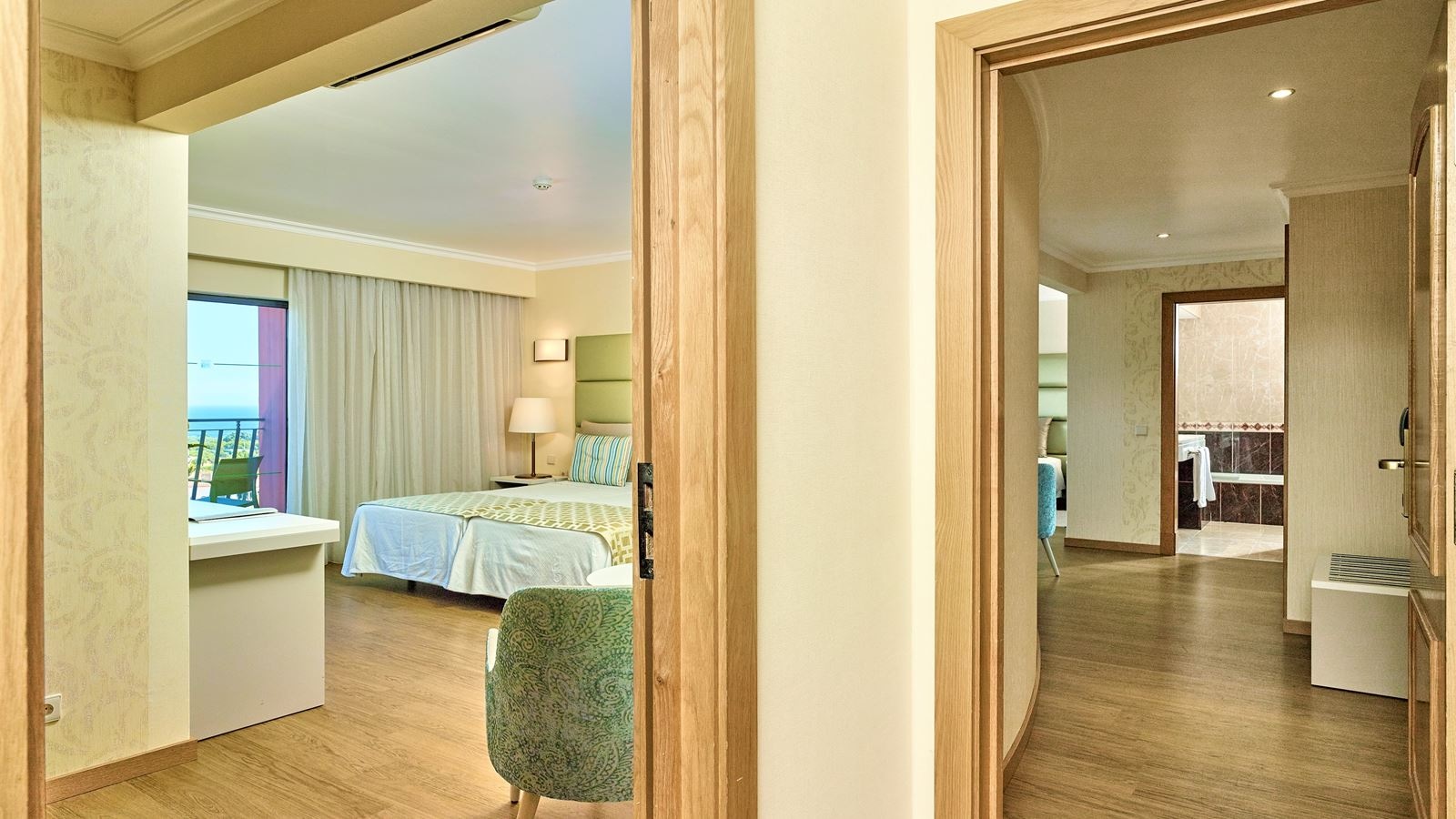 rooms-family-suite-deluxe-sea-view-balcony-or-terrace