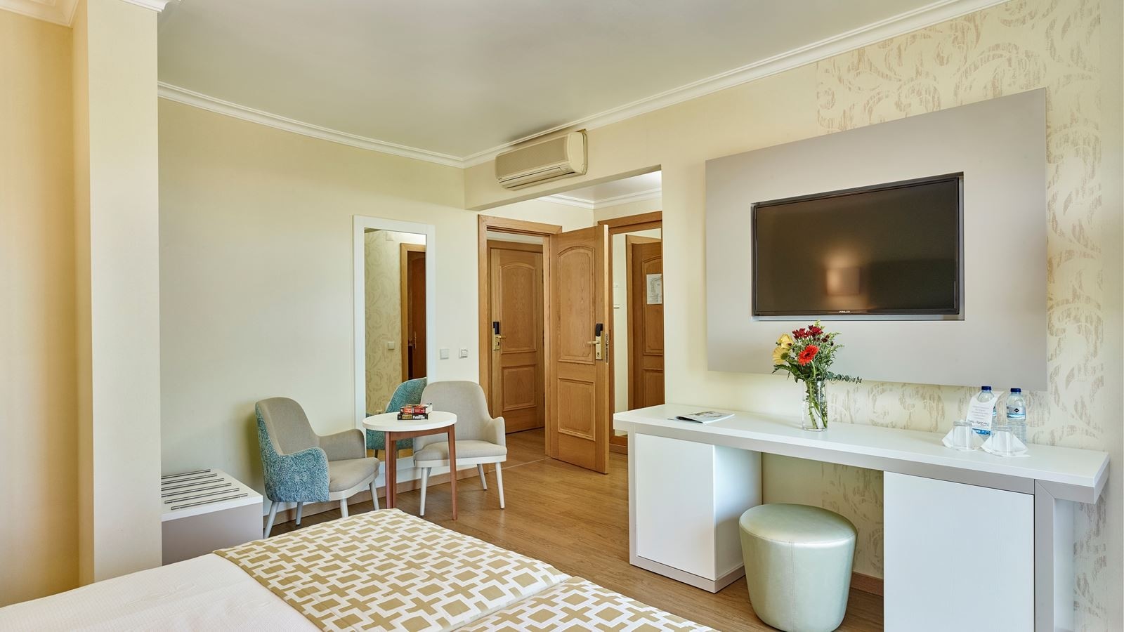 rooms-family-suite-deluxe-sea-view-balcony-or-terrace