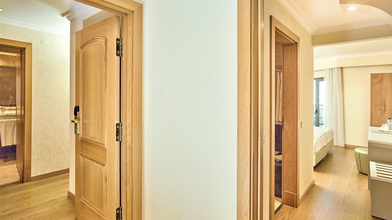 rooms-family-suite-deluxe-land-view-balcony-or-terrace