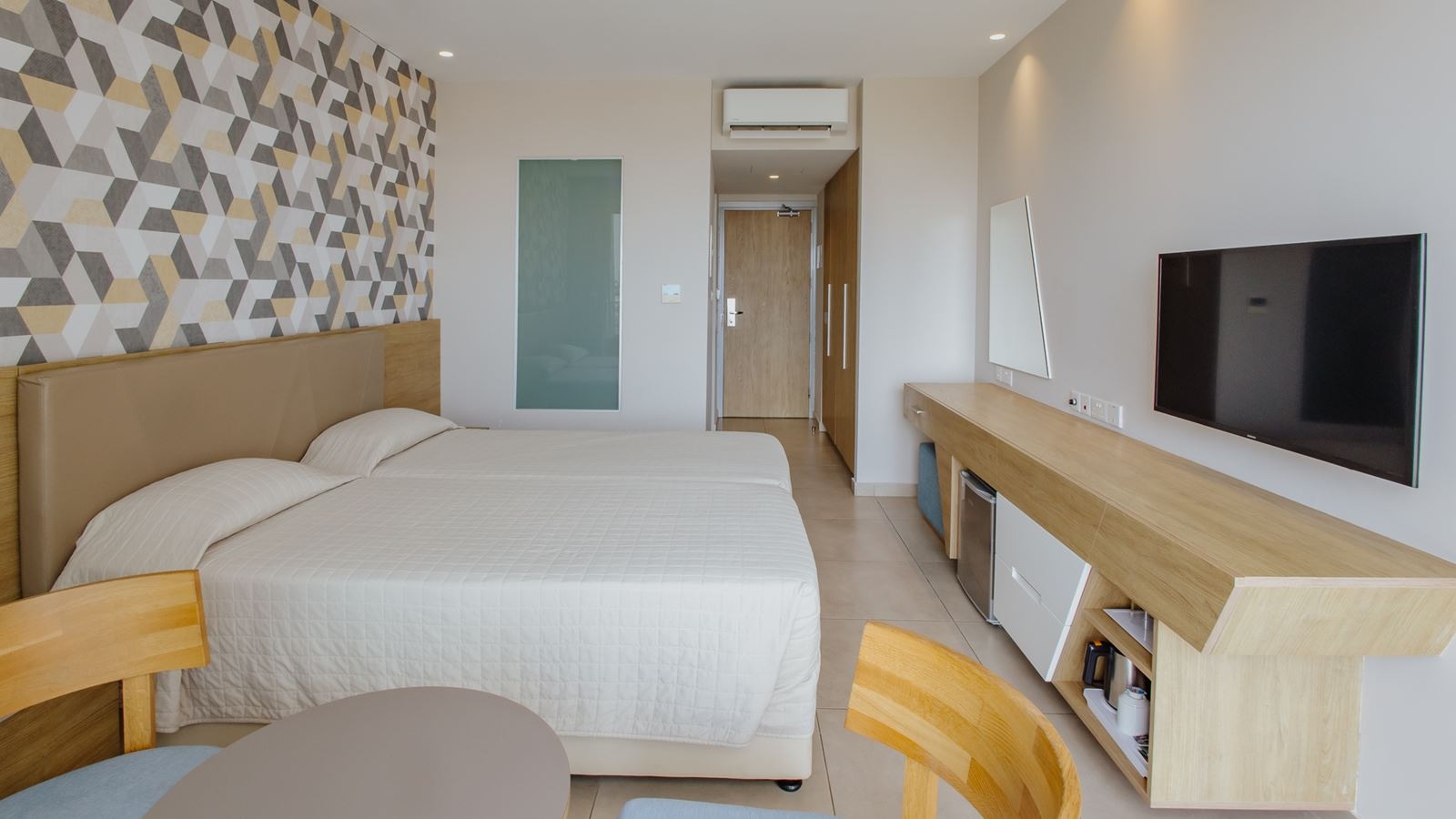 rooms-deluxe-room-pool-view