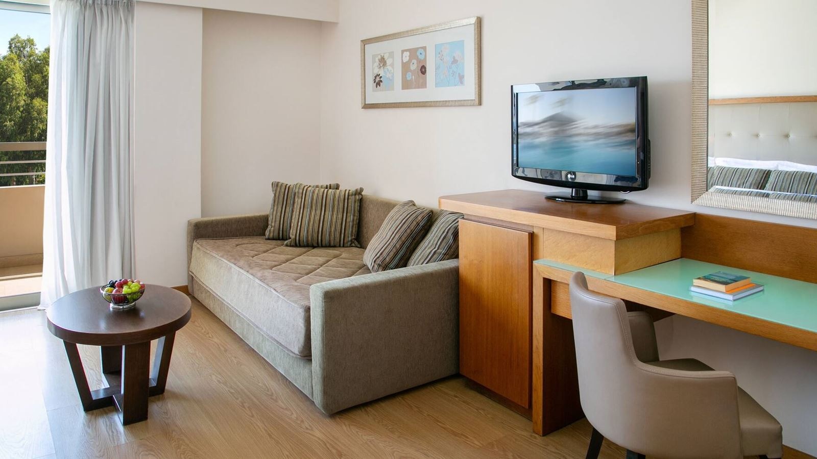 rooms-deluxe-room-balcony