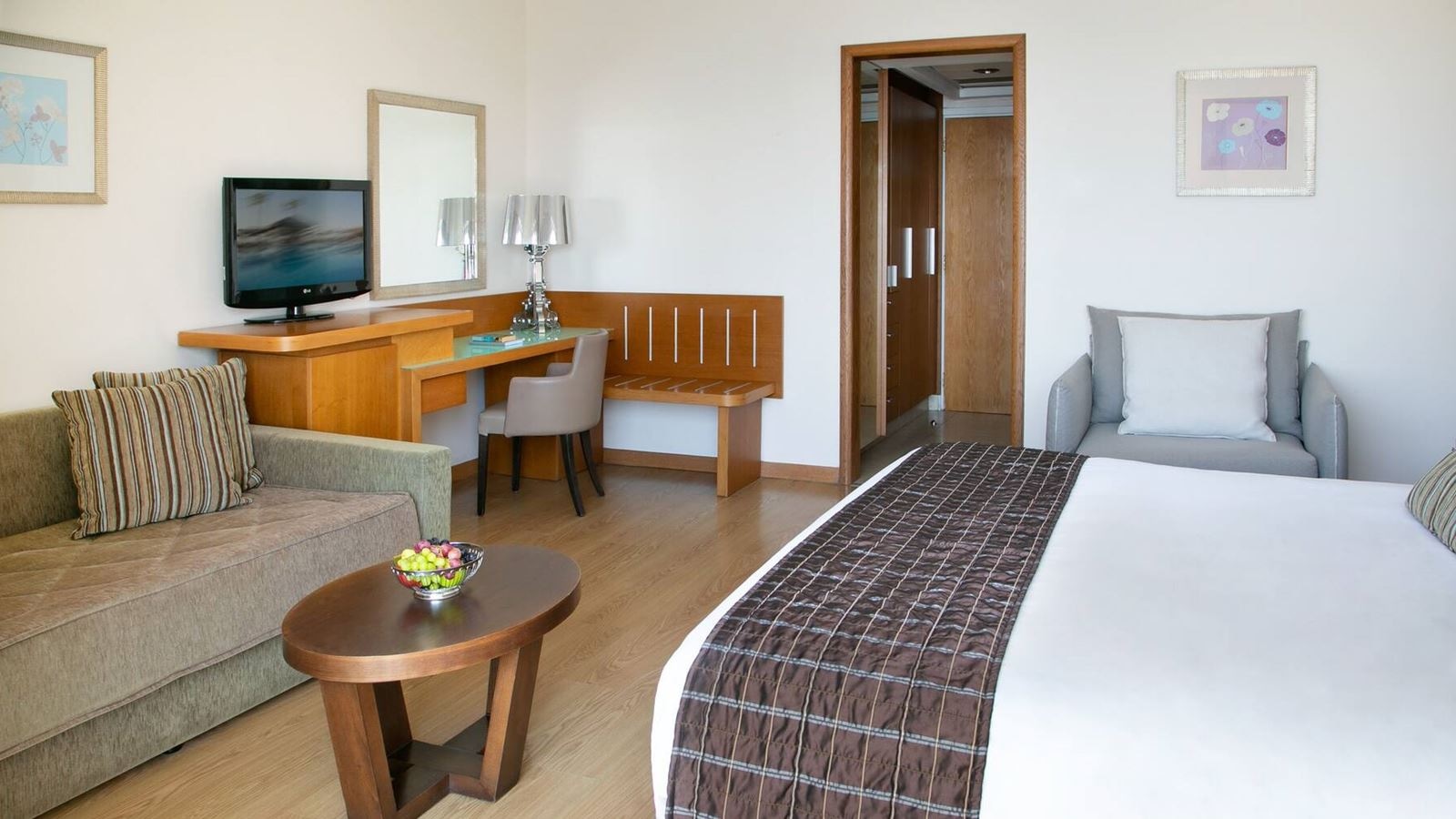 rooms-deluxe-room-seaview-balcony