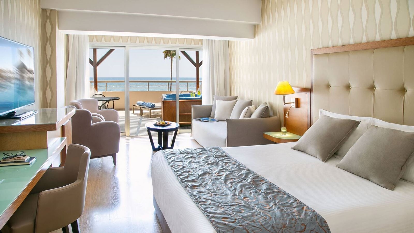 rooms-deluxe-suite-seaview-private-jacuzzi-terrace