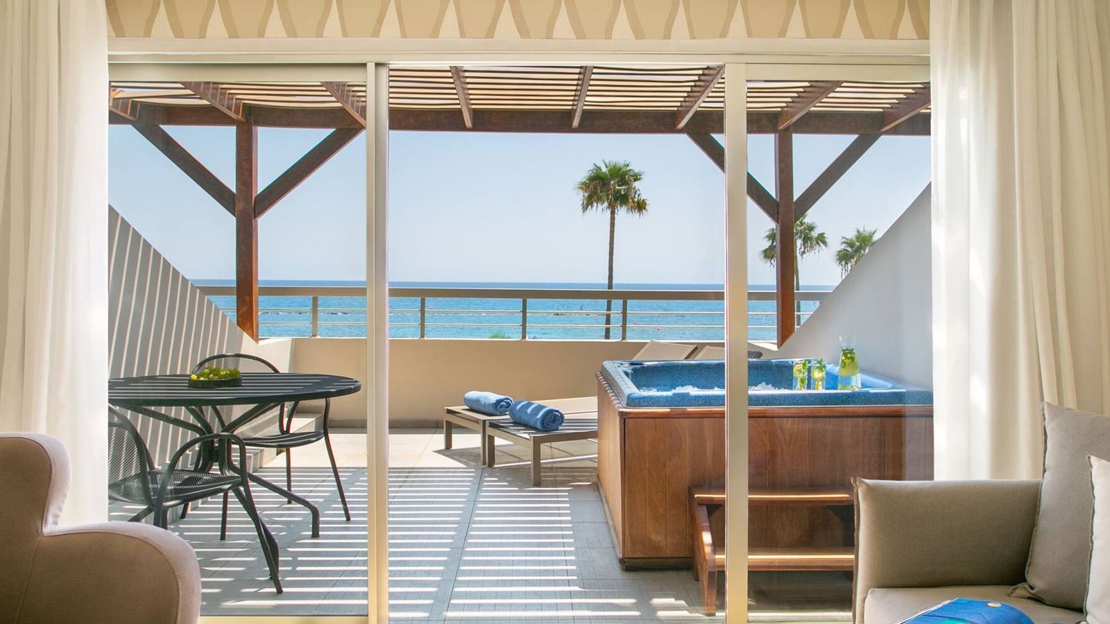 rooms-deluxe-suite-seaview-private-jacuzzi-terrace