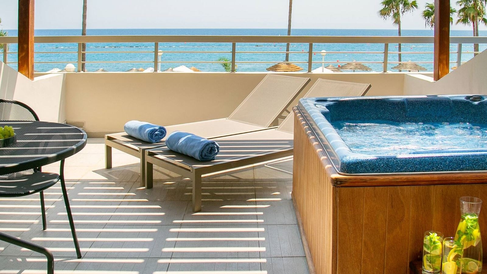 rooms-deluxe-suite-seaview-private-jacuzzi-terrace
