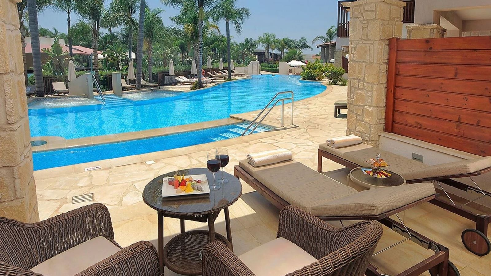 rooms-deluxe-junior-suite-swimuppoolterrace