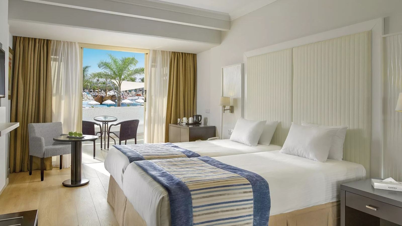 rooms-deluxe-room-gardenpool-view