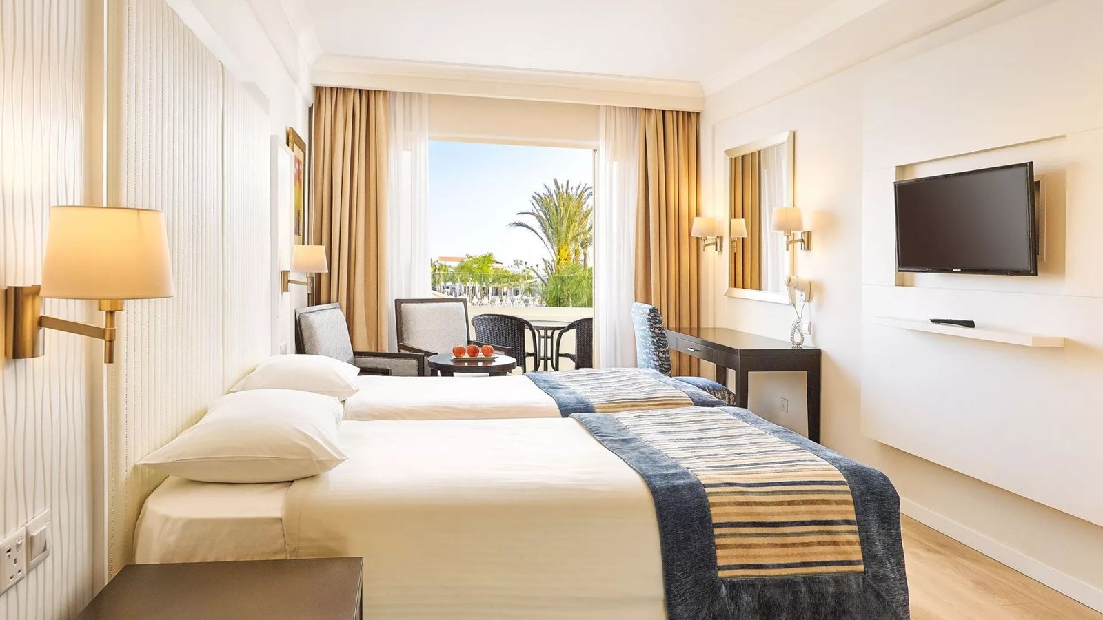 rooms-deluxe-room-gardenpool-view