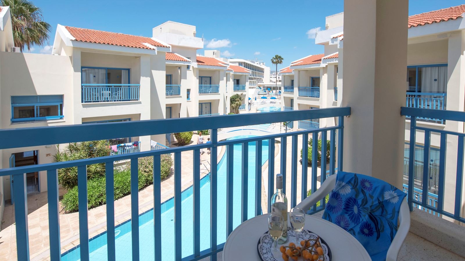 rooms-standard-familyroom-balcony