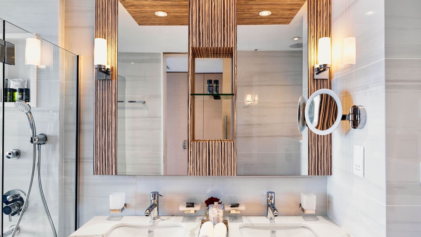 rooms-deluxe-room-pool--garden-view