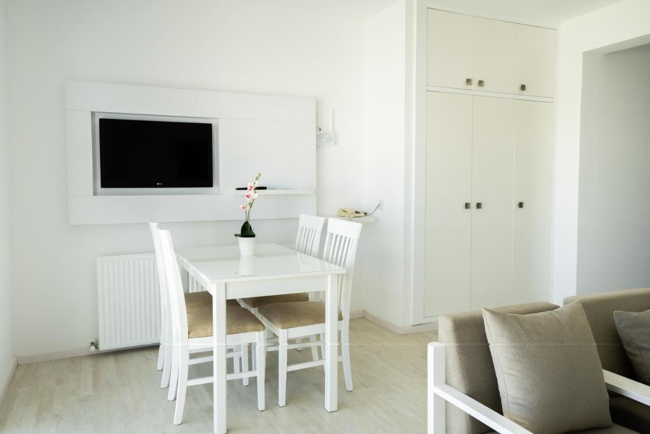 rooms-one-bedroom-apartmentbalcony