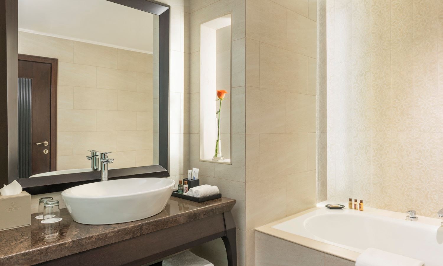 rooms-deluxe-room-city-view