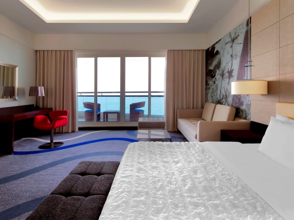 rooms-deluxe-guest-room-with-balcony