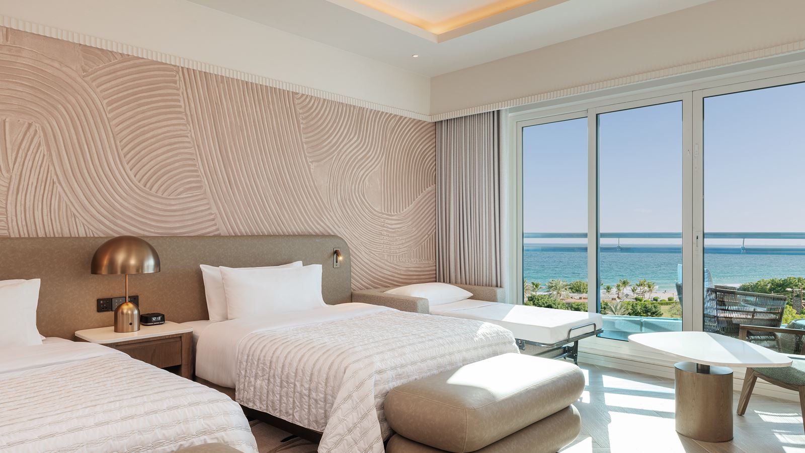 rooms-deluxe-family-room