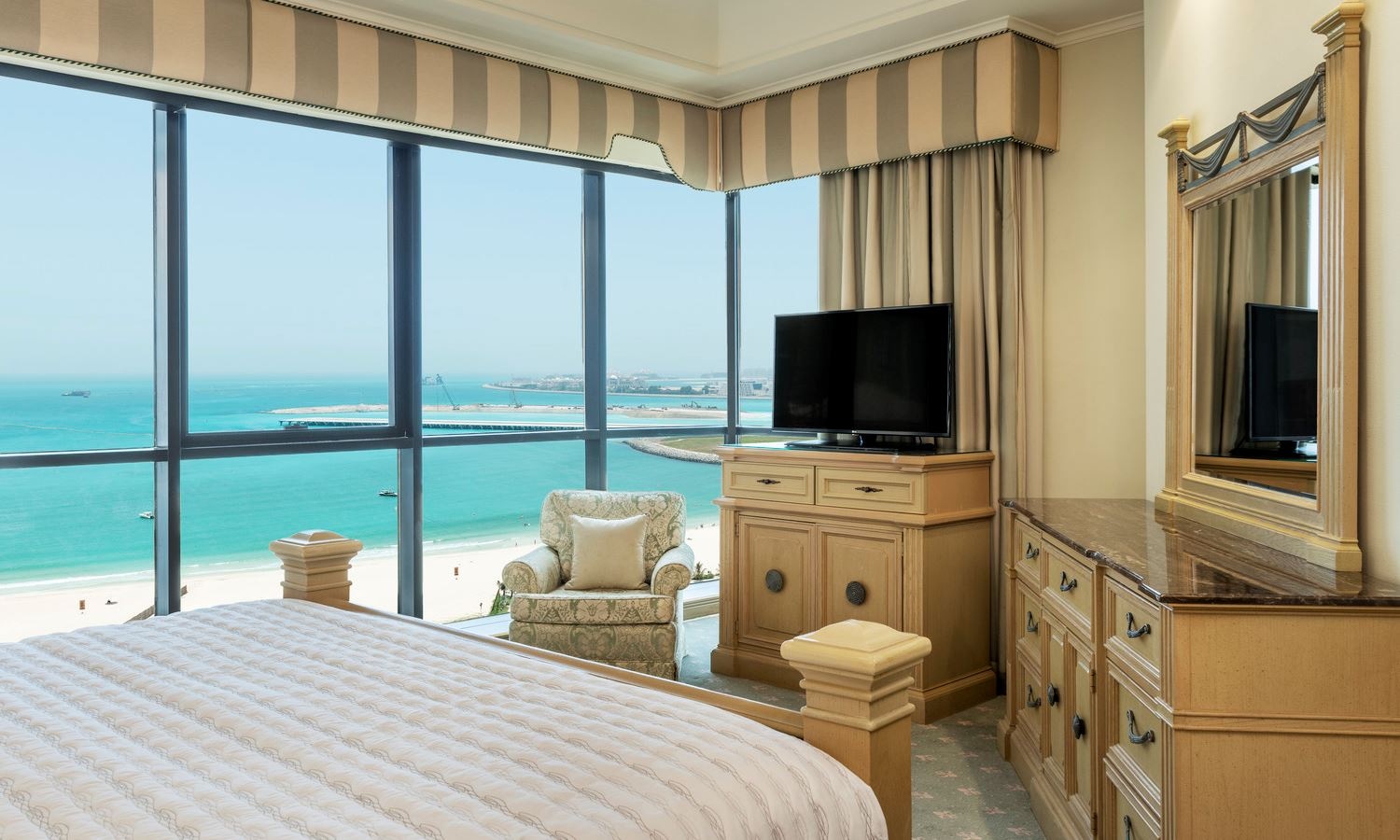 rooms-royal-club-tower-suite