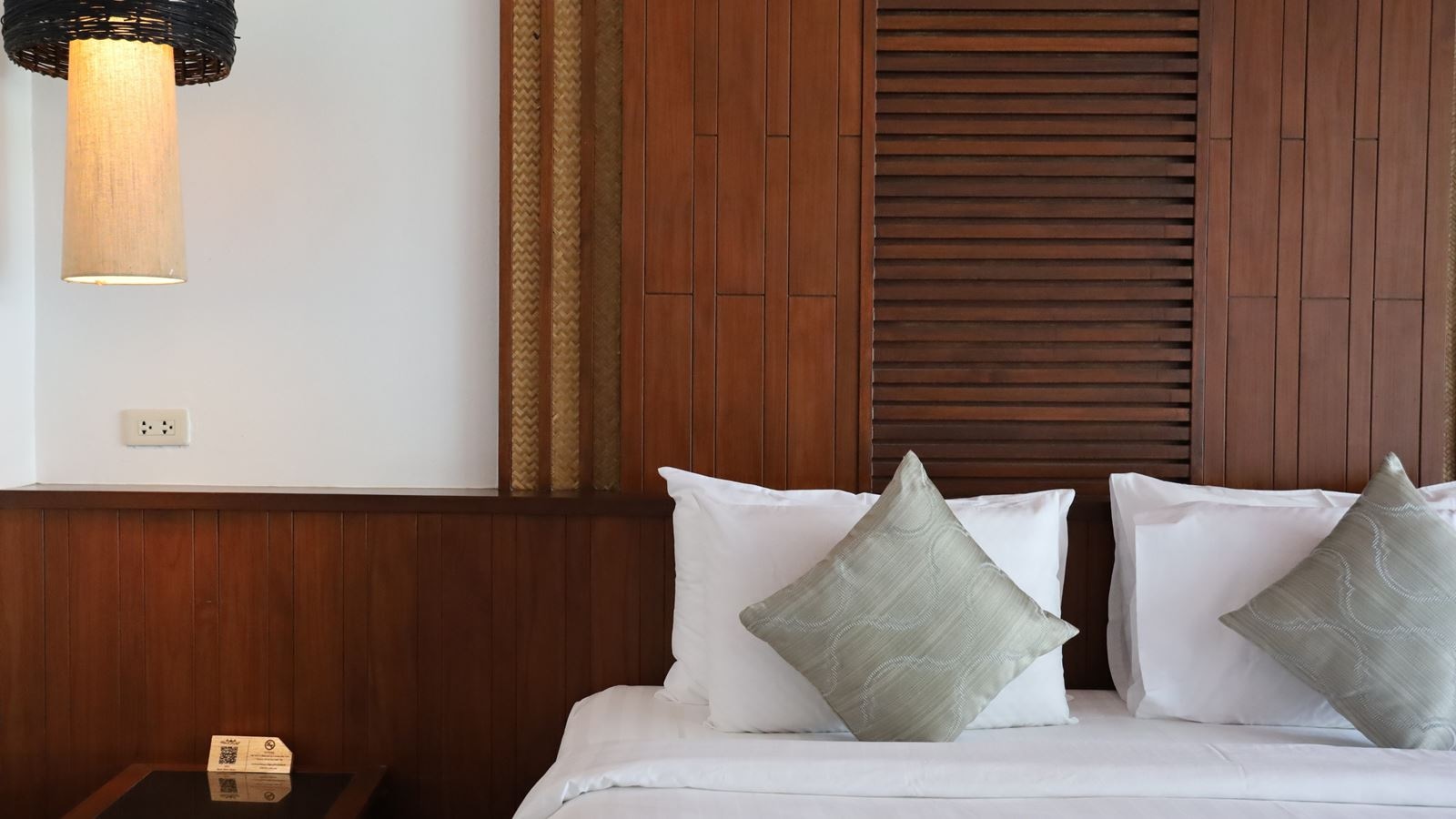 rooms-deluxe-pool-side