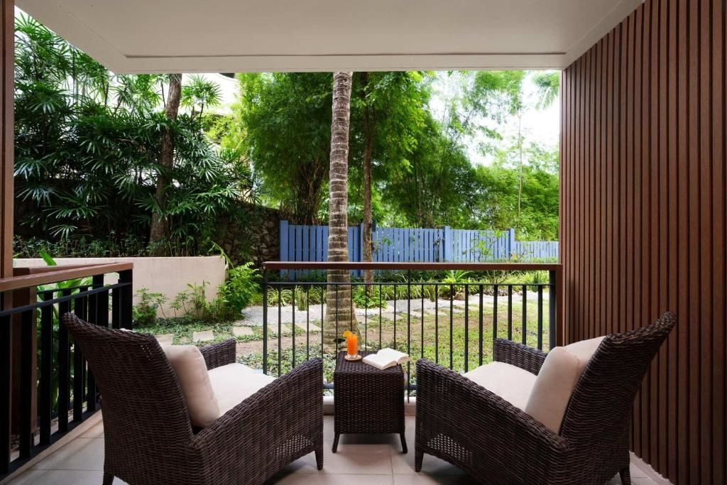 rooms-family-room-garden-view