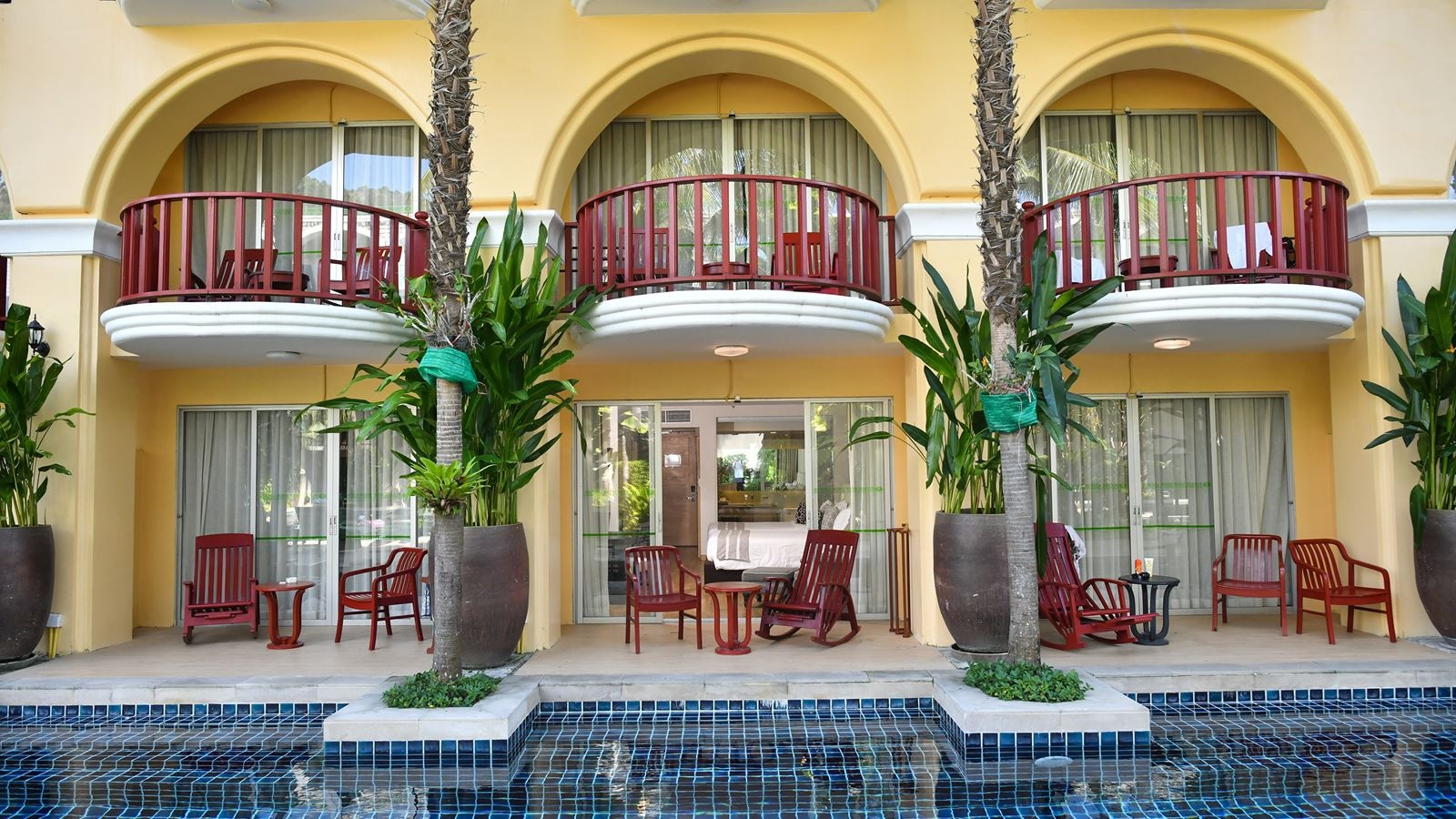 rooms-deluxe-pool-access