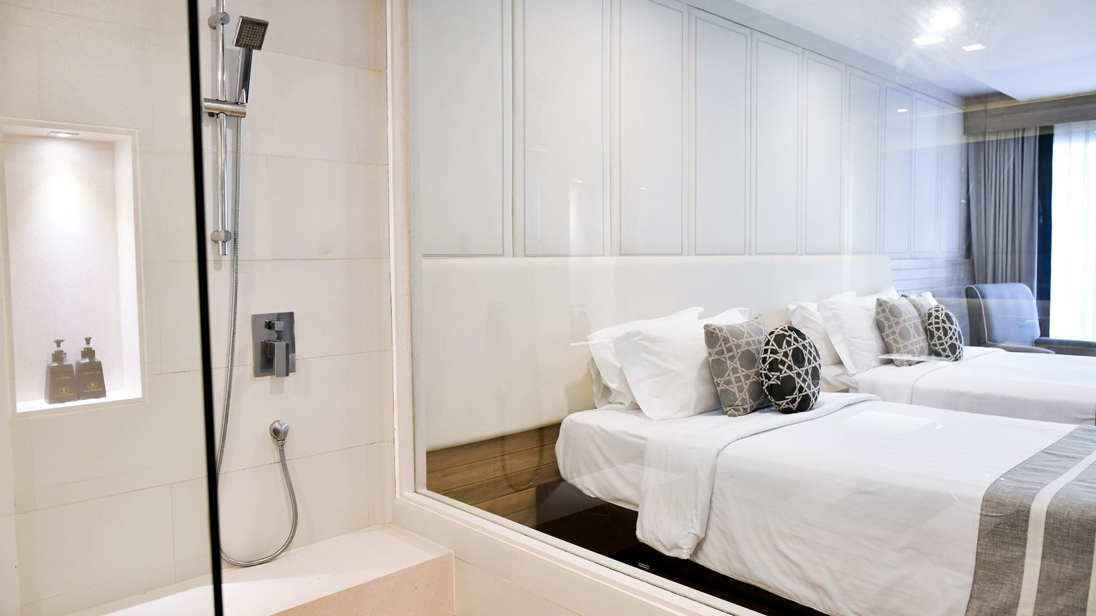 rooms-deluxe-pool-access