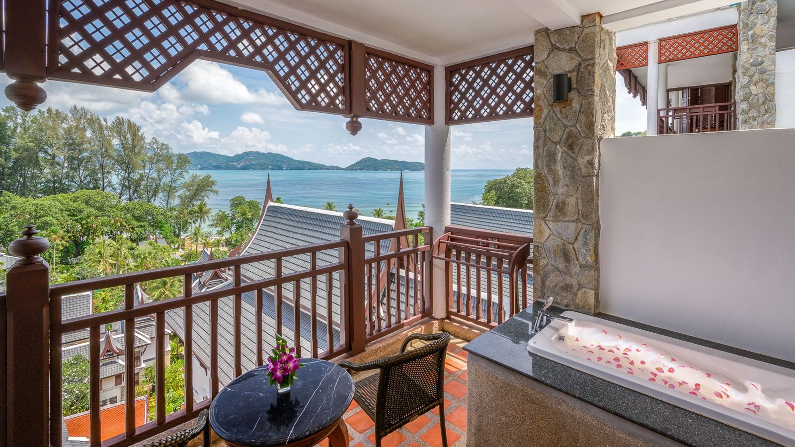 rooms-2-bedroom-hillside-suite-with-terrace-bathtub