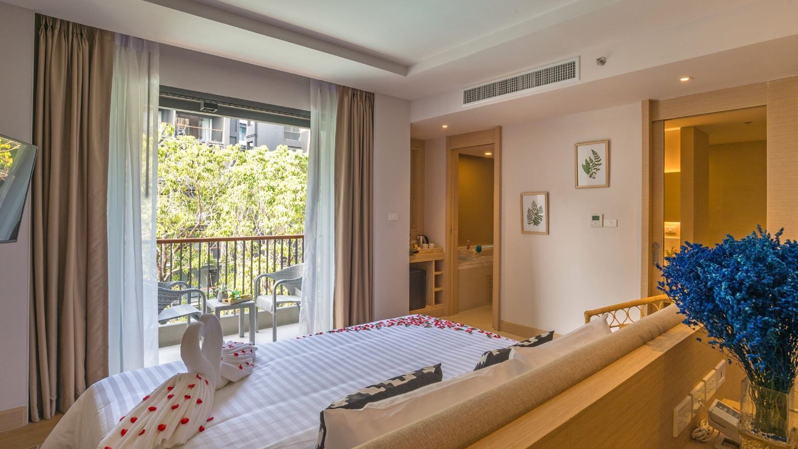 rooms-deluxe-premier-pool-view-room