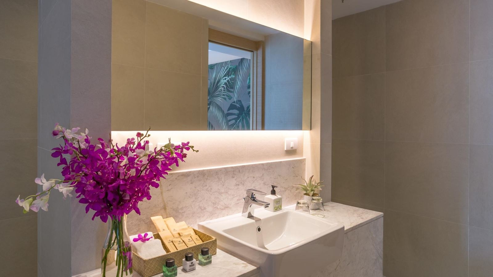 rooms-deluxe-premier-pool-view-room