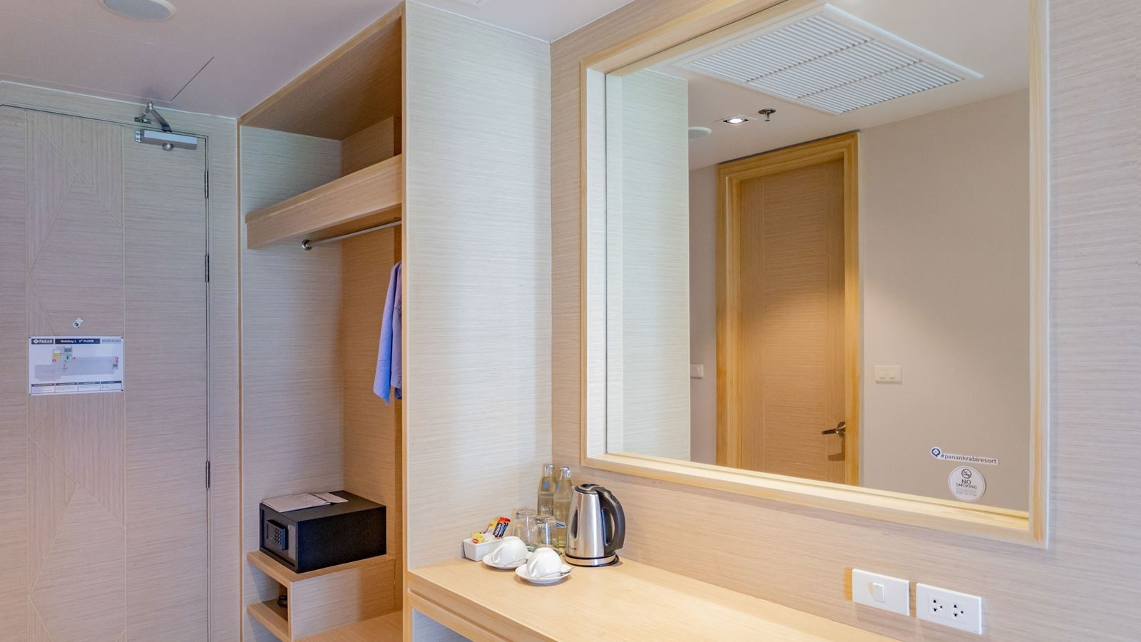 rooms-deluxe-pool-view-room