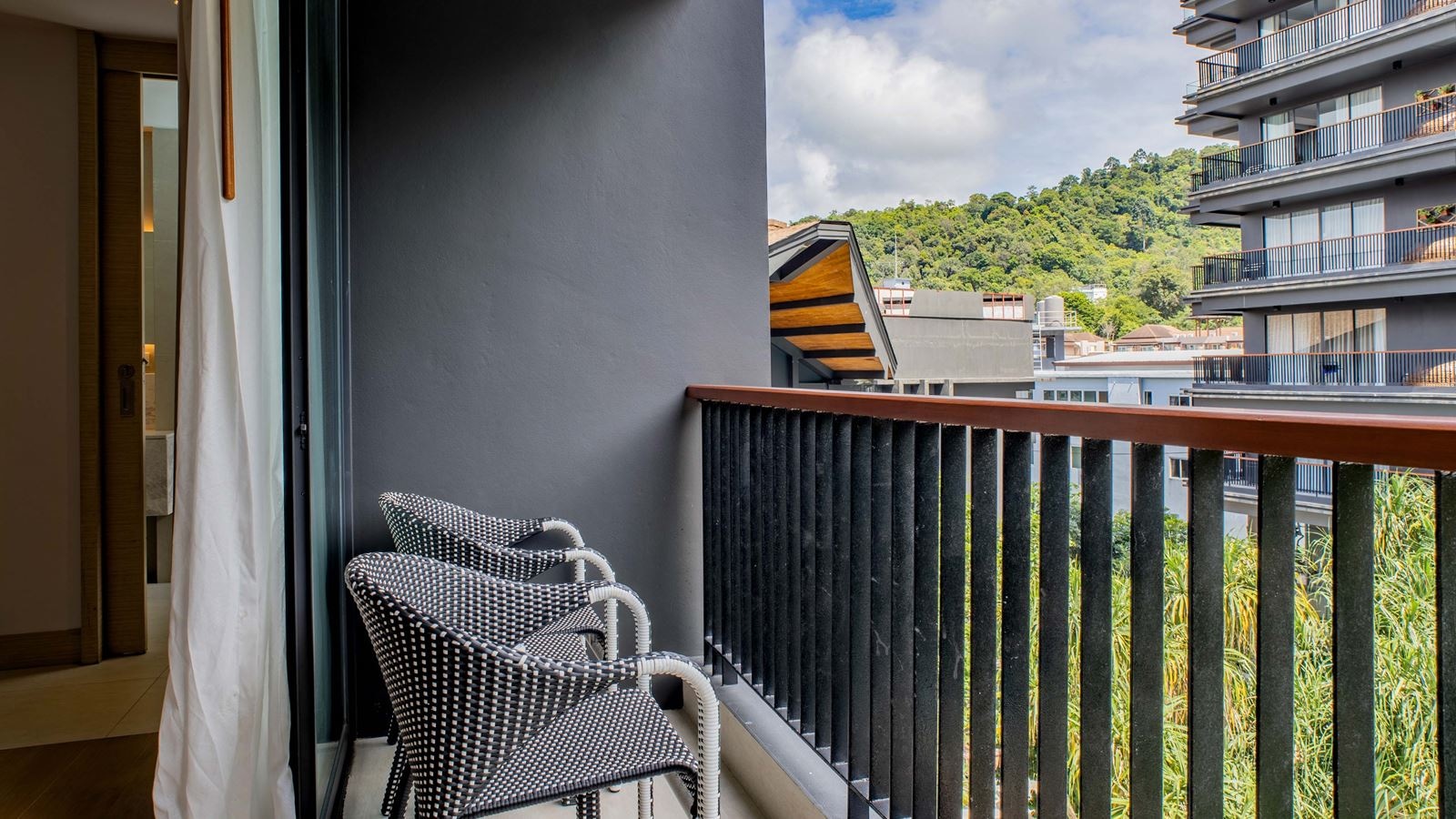 rooms-deluxe-premier-pool-view-room