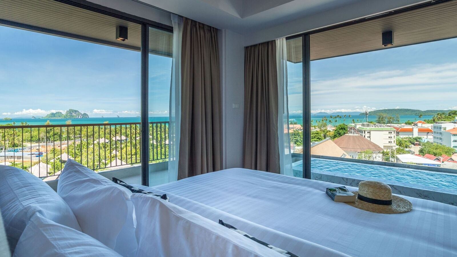 rooms-deluxe-seaview-with-outdoor-bathtub