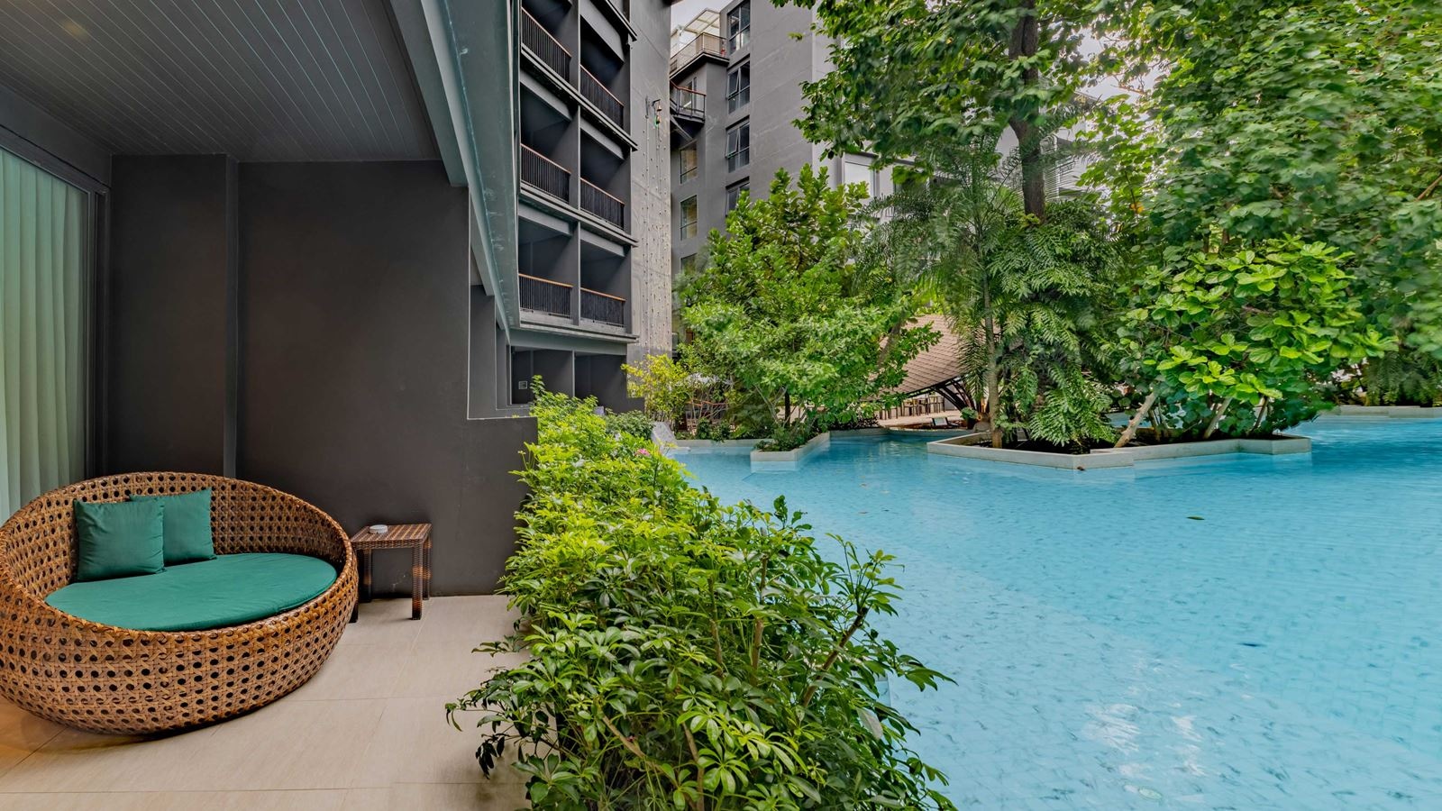 rooms-deluxe-pool-access