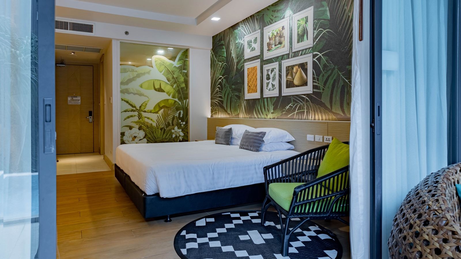 rooms-deluxe-private-outdoor-whirlpool