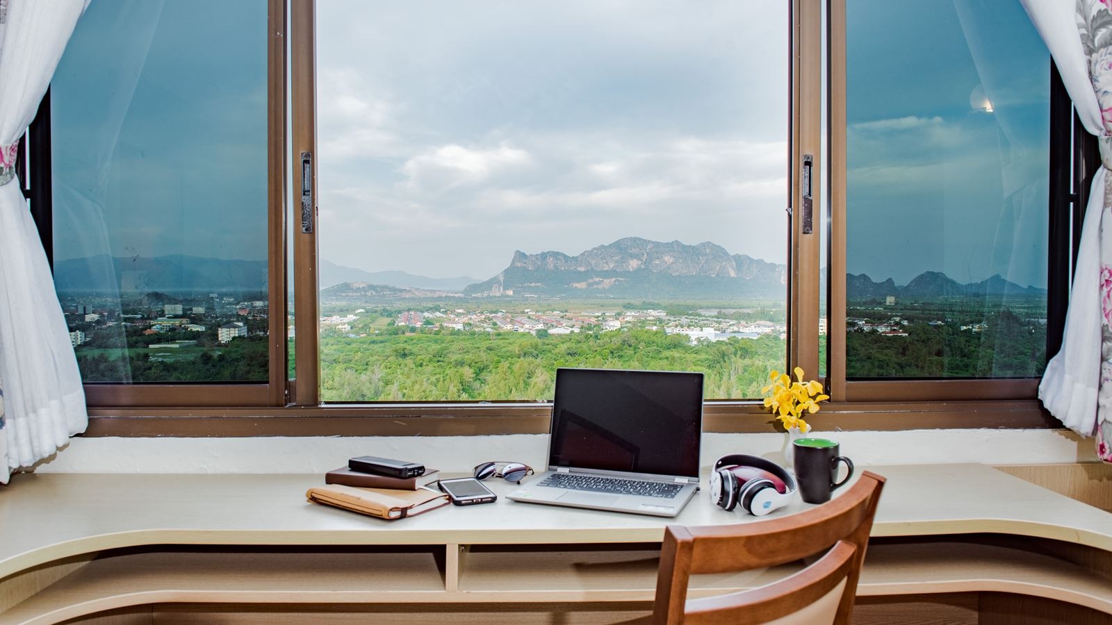 rooms-golden-premier-two-view-suite