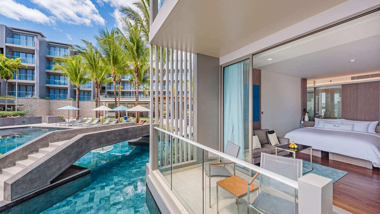 rooms-pool-access-comfy