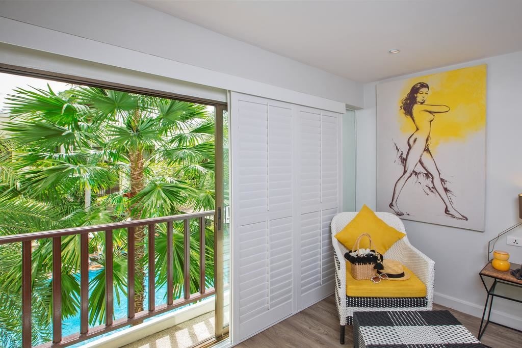 rooms-premier-pool-view