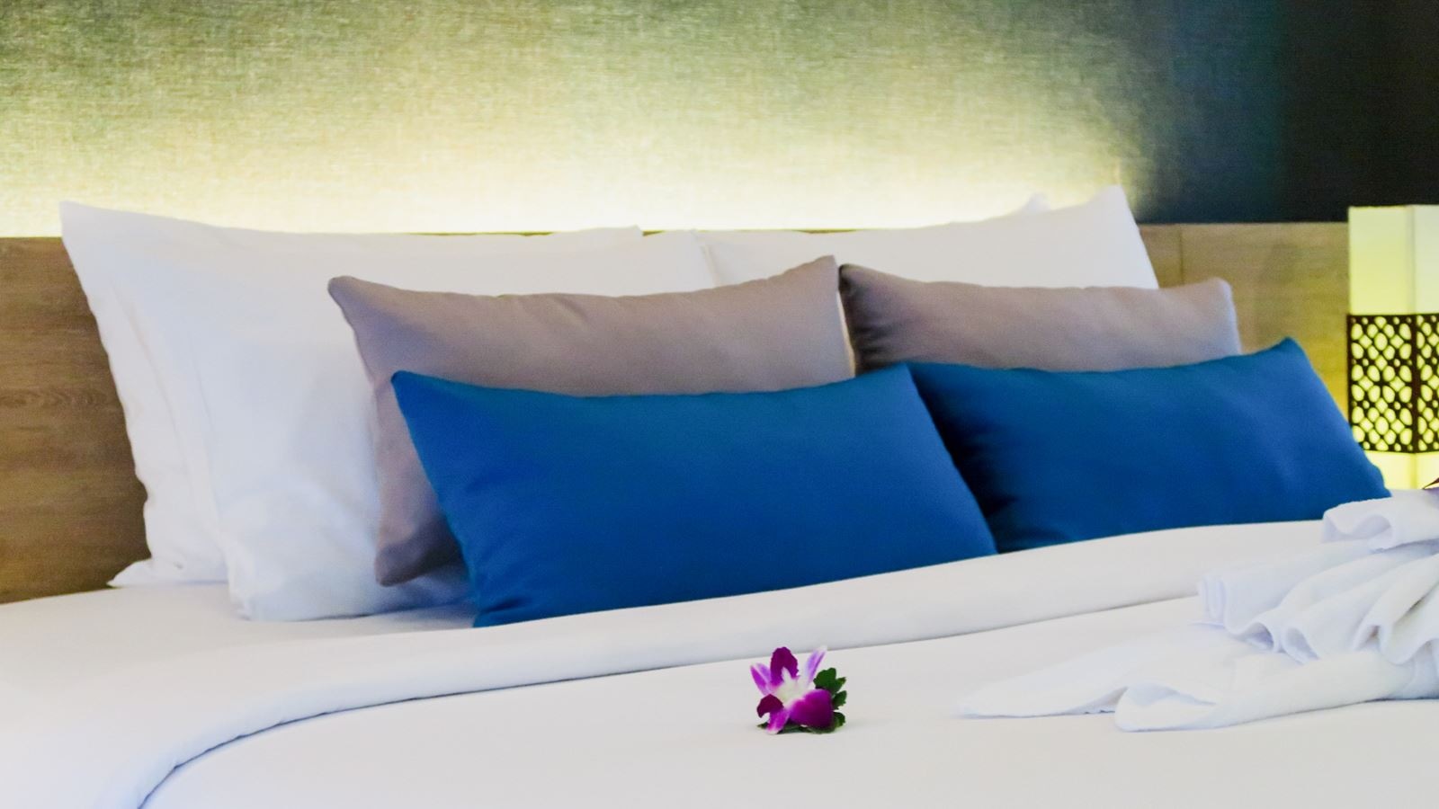 rooms-deluxe-pool-access-green-wing